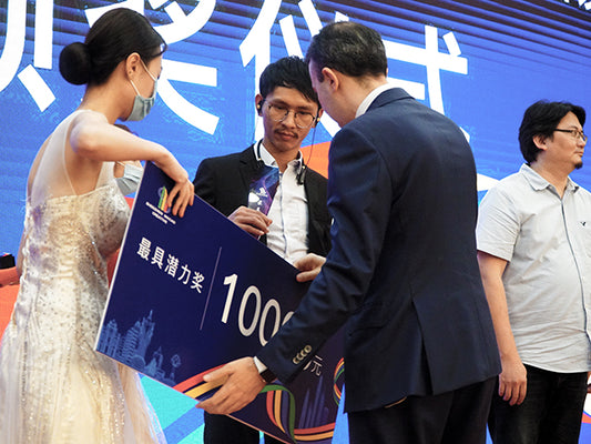 Huang Junyi receiving an award on behalf of Incus