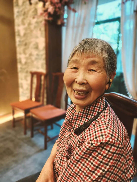 Yushan grandmother wearing Kite 2