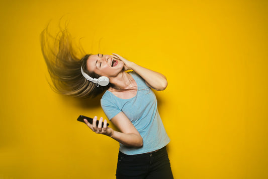 woman taking advantage of how music affects the brain